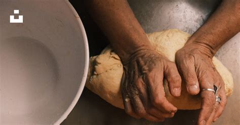Des mains pétrissant de la pâte à pain