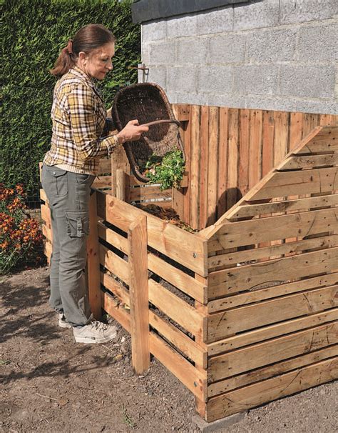 Composteur en bois avec des déchets verts