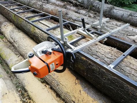 Scie alternative utilisée pour le tronçonnage des grumes