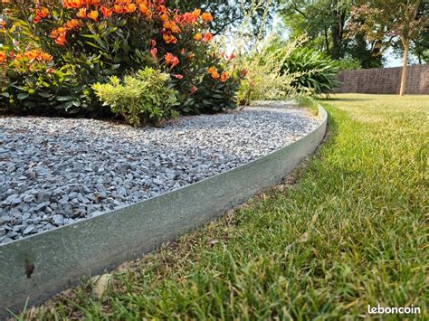 Bordures en acier galvanisé délimitant une allée