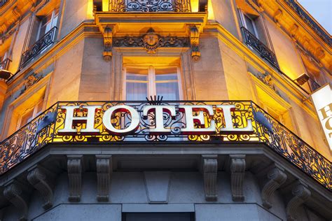 Façade d'un hôtel moderne avec le logo 