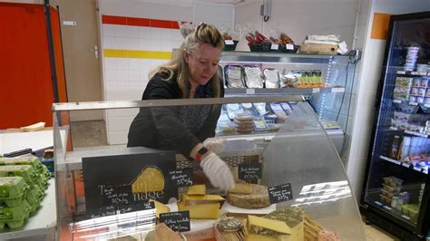 Sandrine Overney derrière un étal de fromages