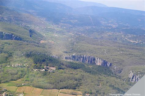 Vue panoramique de Leonidio et de ses falaises