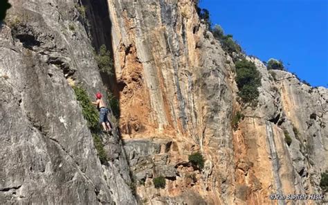 Grimpeurs sur une falaise à Leonidio