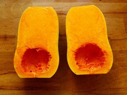 illustration d'une courge Butternut coupée en deux avec ses graines