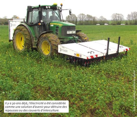 Lame de désherbage EMILY en action dans un paysage agricole