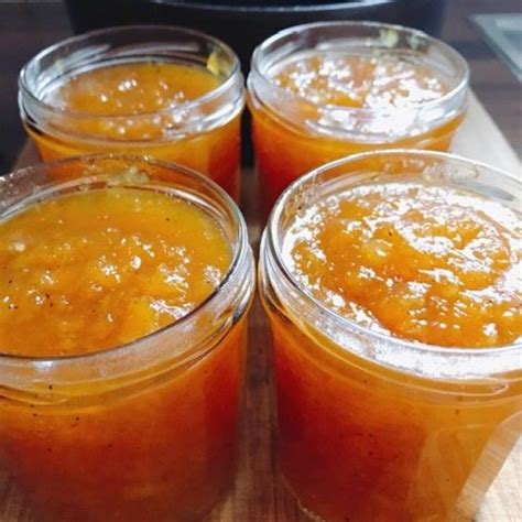 Ingrédients pour la confiture d'angélique : tiges coupées, sucre, citron