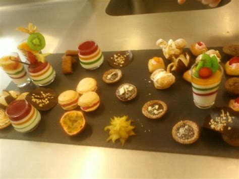 Assortiment de desserts agrémentés d'angélique confite