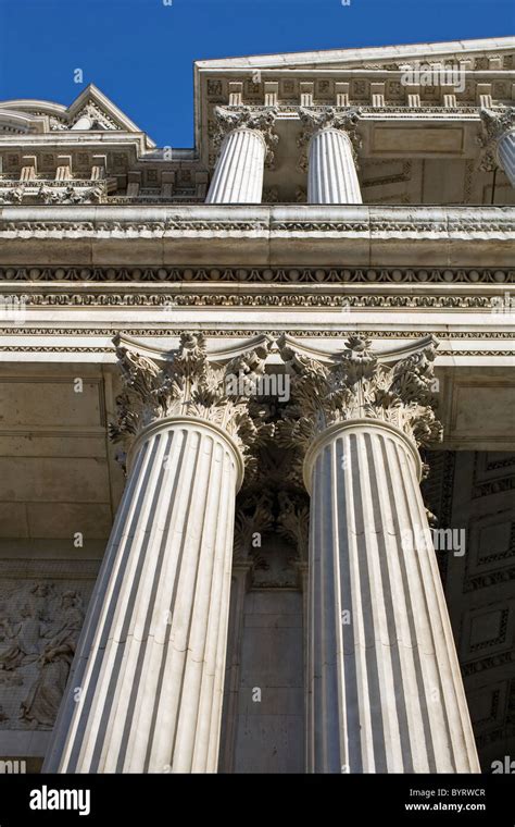 Détail de l'ornementation géométrique du fronton