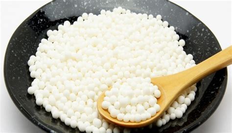 Gros plan sur des perles du Japon crues dans une coupelle en céramique