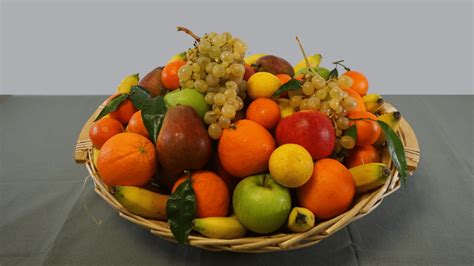 Fruits rouges variés sur une table