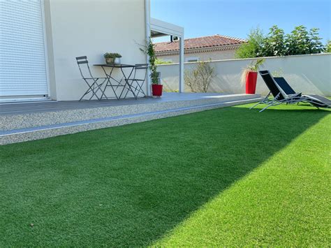 Illustration d'un jardin avec pelouse synthétique à Bouc-Bel-Air sous le soleil méditerranéen