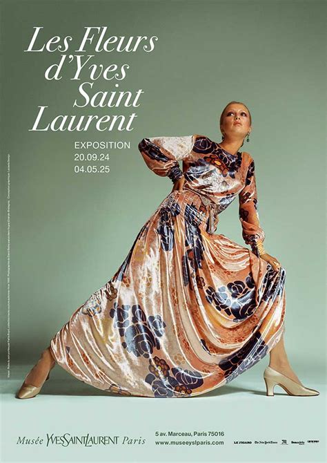 Portrait d'Yves Saint Laurent entouré de fleurs