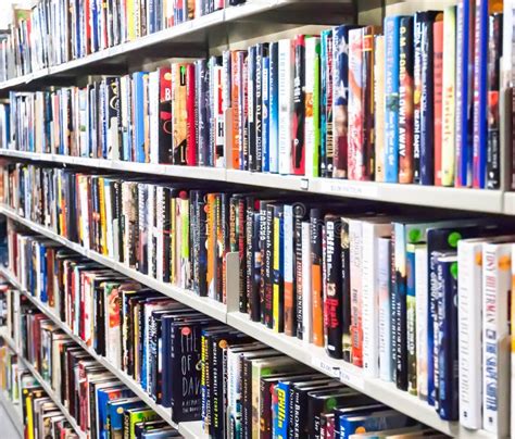 une étagère de livres dans une bibliothèque