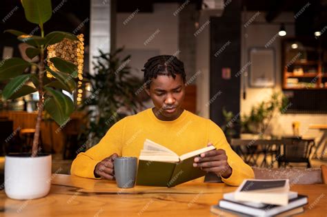 une personne lisant un livre dans une bibliothèque de rue