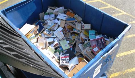 une pile de livres dans une déchetterie