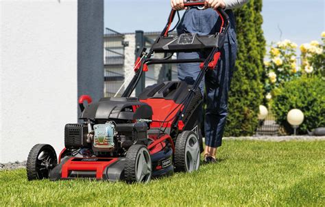 Tondeuse thermique autotractée en action sur une pelouse bien entretenue