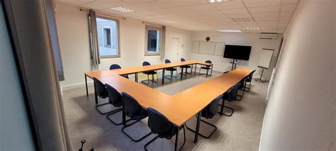 Salle de formation avec vidéoprojecteur et participants