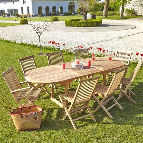 Personne en train d'entretenir un salon de jardin en teck