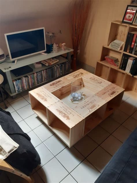 Exemple de table basse avec plusieurs caisses à vin intégrées comme jardinières
