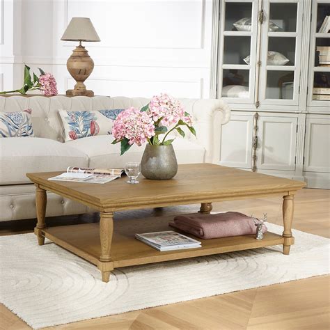 Table basse avec des pots de fleurs comme pieds, intégrant des plantes d'intérieur