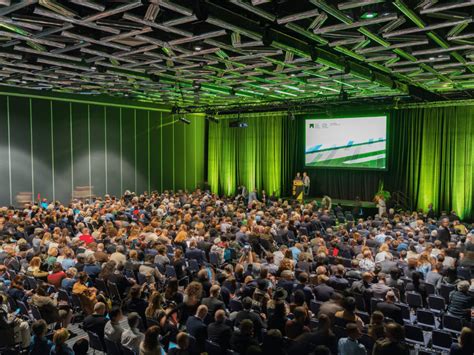 Auditorium rempli, public attentif à une conférence ou un débat
