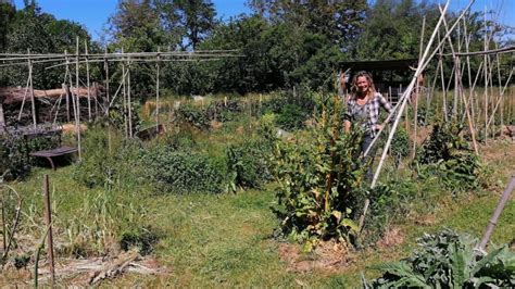 Portrait de Delphine Pasquinet dans son jardin