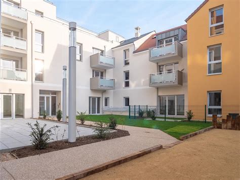 Façade de la Résidence Les Géraniums avec son parc
