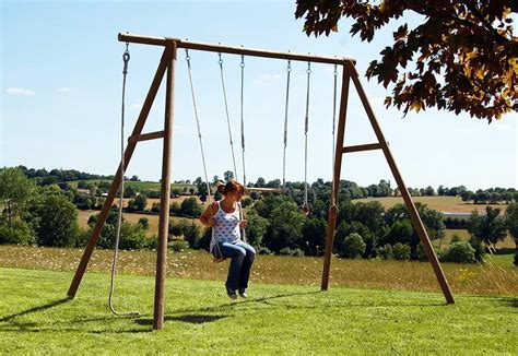 Portique balançoire en bois dans un jardin