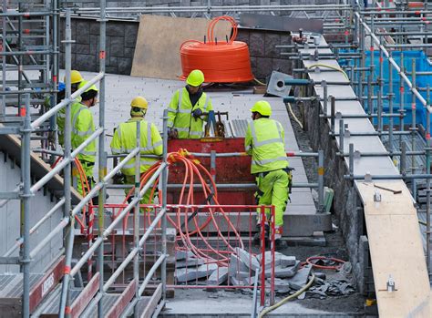 Photo d'ouvriers souriants sur un chantier utilisant Pneumatit