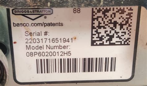 Plaque signalétique moteur Briggs & Stratton avec numéros de modèle, type et code