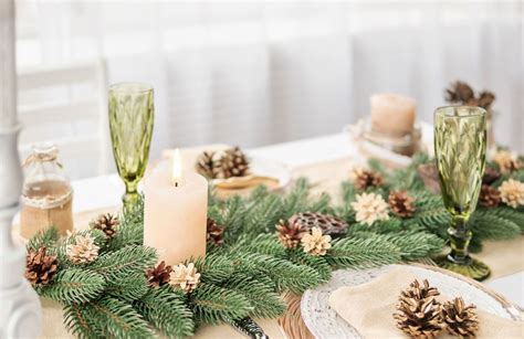 Décoration de fenêtre avec du houx et des branches de sapin