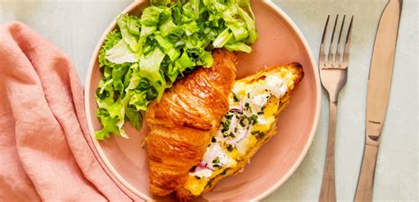 Assiette gourmet avec un plat salé garni de zeste de yuzu