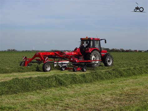 Photo de l'andaineur Lely Hibiscus 715 CD en action