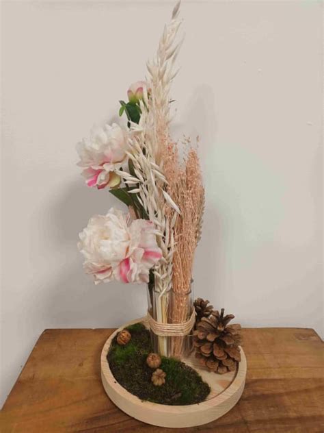 Composition florale avec fleurs séchées et éléments naturels