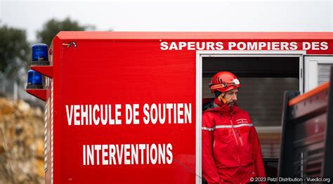 Sapeur-pompier en intervention en milieu périlleux
