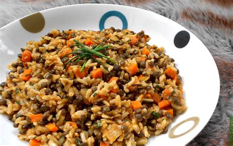 Plat de riz complet et lentilles vertes avec légumes
