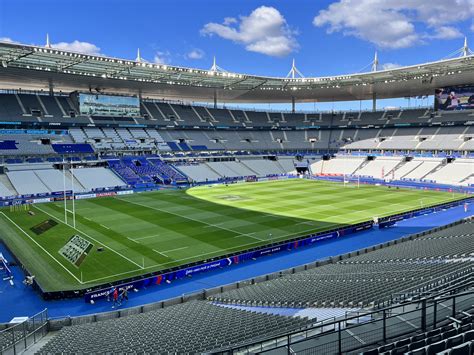 Portrait d'Olivier Emond sur la pelouse du Stade de France
