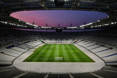Vue nocturne du Stade de France illuminé
