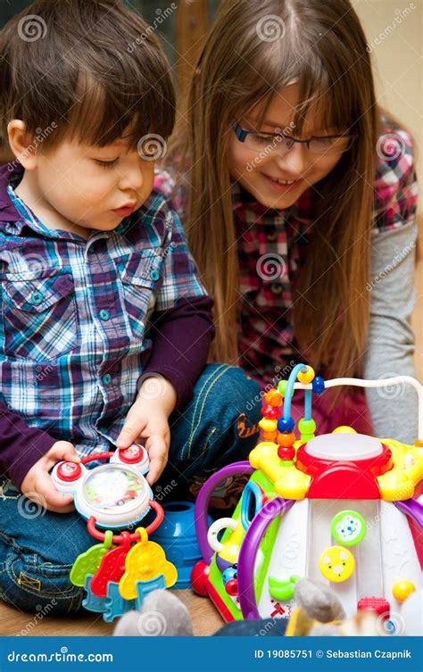 Enfants jouant avec des jouets Bruder à l'extérieur