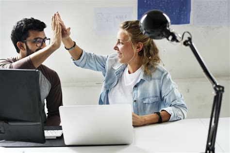 Tuteur coordinateur accompagnant un jeune