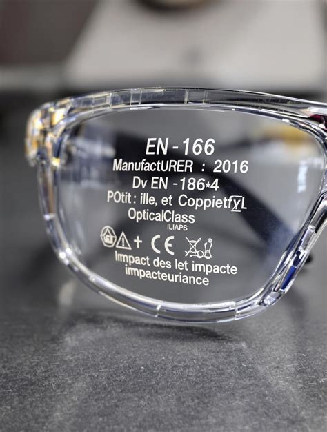 Personne utilisant des lunettes de sécurité lors du démarrage d'une voiture