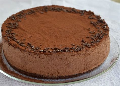 Gâteau au chocolat coupé avec la mousse visible