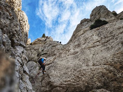 Grimpeurs pratiquant la grande voie en montagne