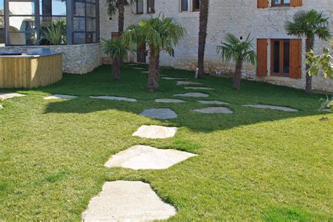 aménagement de jardin avec dallage et pas japonais en pierre