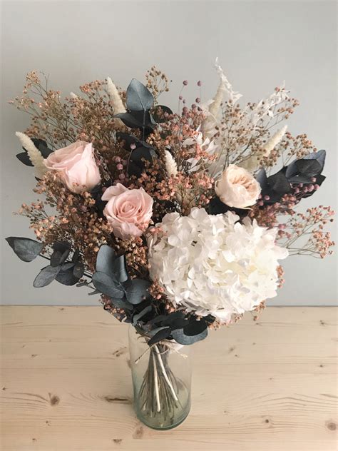Un bouquet de fleurs stabilisées dans un vase