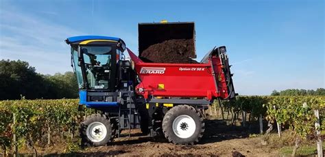 Épandeur à fumier Pérard Optium CV 50 K en action dans une vigne