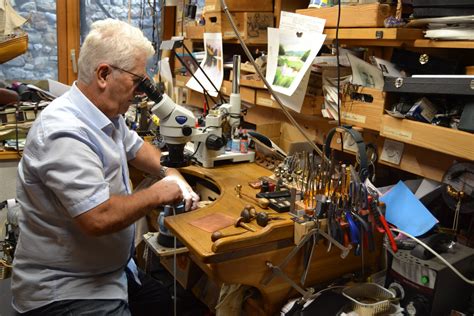 René Lalique au travail dans son atelier