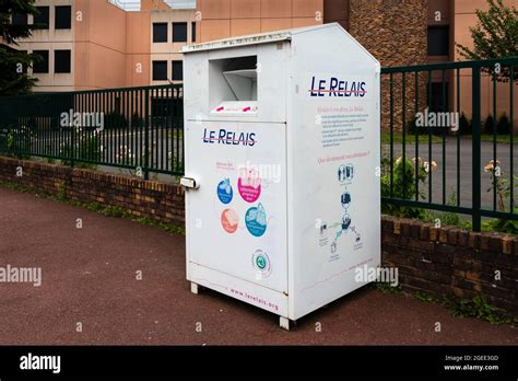 conteneur Le Relais pour la collecte de vêtements