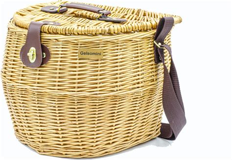 Panier en osier contenant des champignons triés